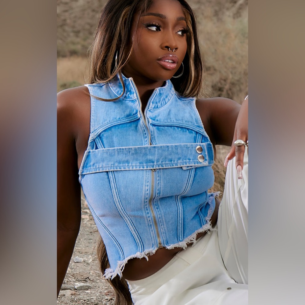 BLEACH WASH TAB DETAIL ZIP THROUGH DENIM CROP TOP
